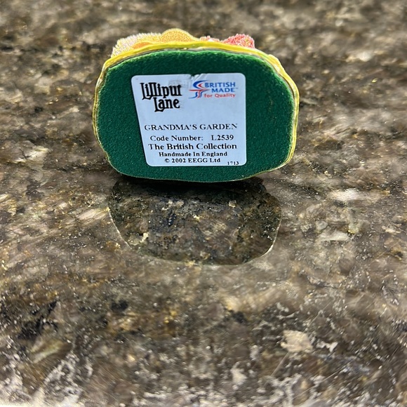 Lilliput Lane “Grandma’s Garden”. Code #L2539 - Picture 3 of 3